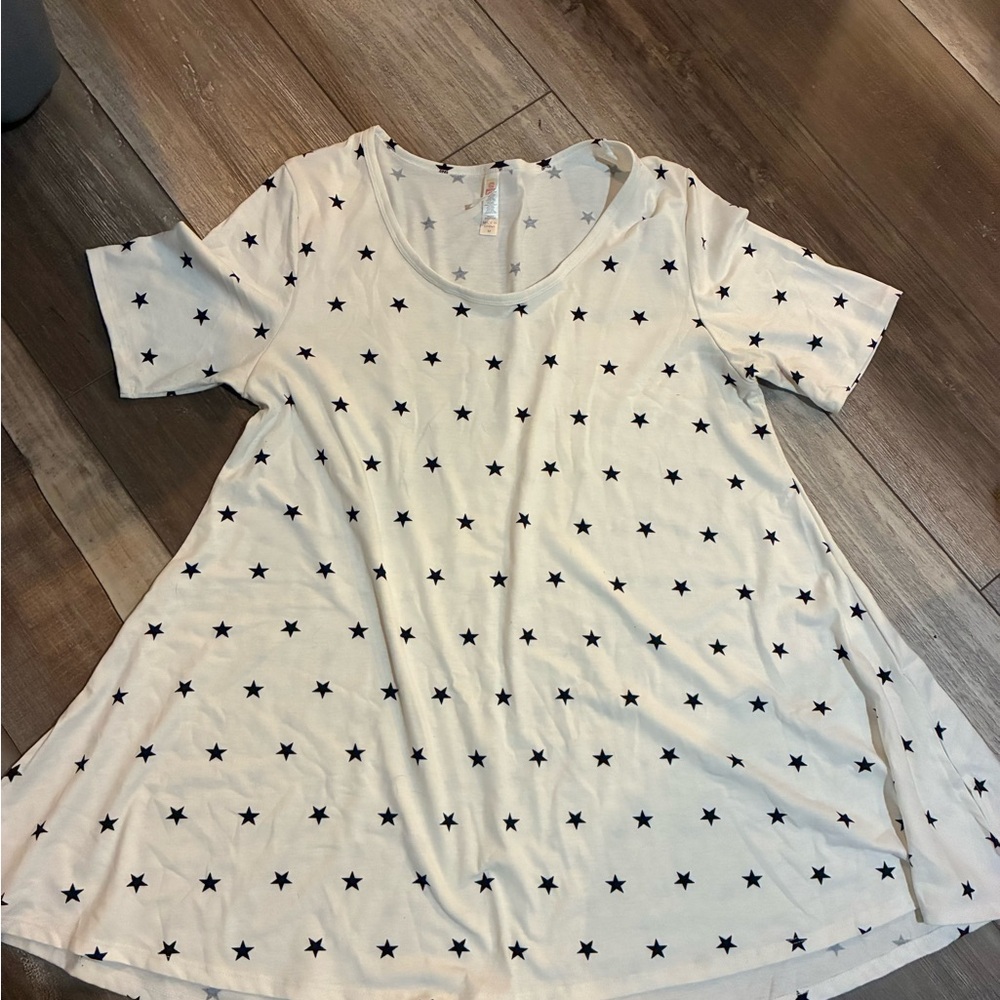 LuLaRoe white tunic with side split’s and with Black Stars
